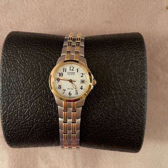 NIB Citizen two tone Gold and silver watch - Picture 5 of 5